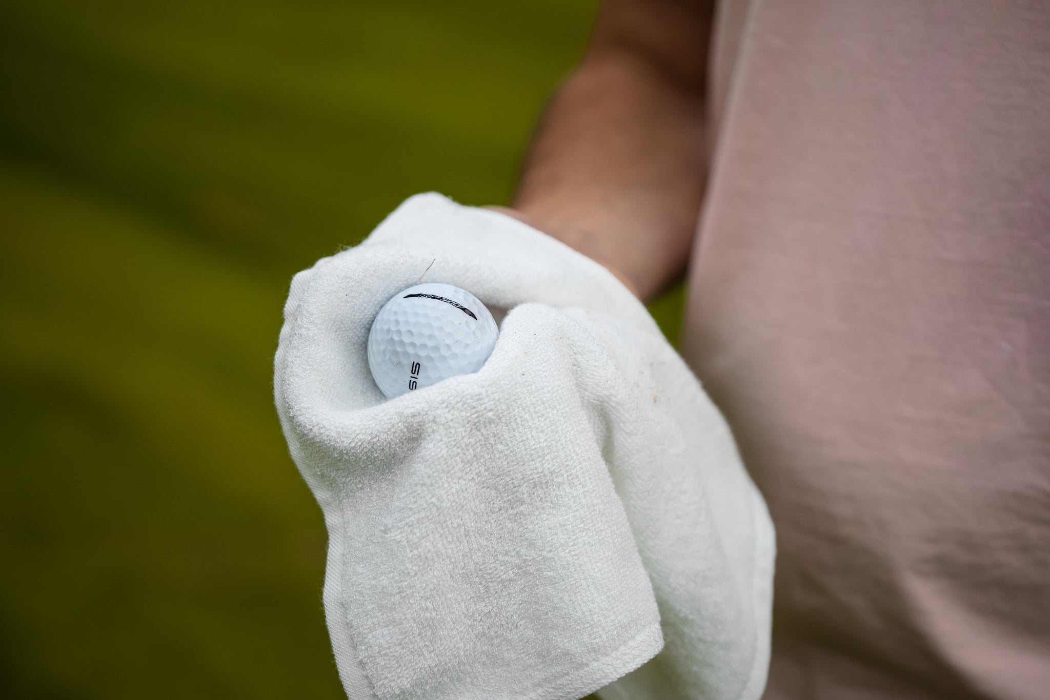 Can you clean your golf ball during play?